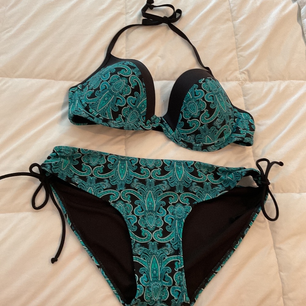 VENUS Underwire/Lightly Padded bikini. Only worn a handful of times
